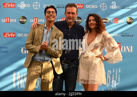 GIFFONI VALLE PIANA, ITALIEN - 22. JULI: Claudio Casisa, Paolo Orlando und Annandrea Vitrano von I Soldi Spicci nehmen an der Fotocolalle im Giffoni Film F Teil Stockfoto