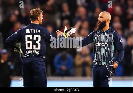 Die Engländer Jos Buttler (links) und Moeen Ali feiern nach dem Sieg im zweiten eintägigen internationalen Spiel im Emirates Old Trafford, Manchester. Bilddatum: Freitag, 22. Juli 2022. Stockfoto