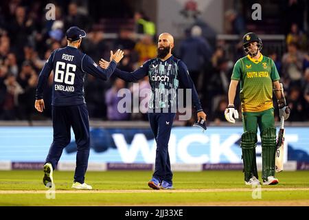 Die Engländer Joe Root (links) und Moeen Ali feiern, nachdem sie das letzte Wicket von Südafrikas Anrich Nortje im zweiten eintägigen internationalen Spiel im Emirates Old Trafford, Manchester, genommen haben. Bilddatum: Freitag, 22. Juli 2022. Stockfoto