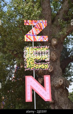 Henham Park, Suffolk, England. 22.. Juli 2022, Latitude Festival - Zen-Zeichen. Kredit: Liz Somerville/Alamy Live Nachrichten Stockfoto