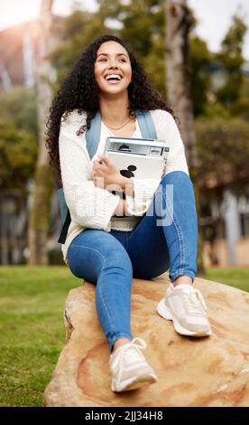 Ich kann das Leben, das ich will, für mich selbst sehen: Eine junge Frau, die an der Hochschule studiert. Stockfoto