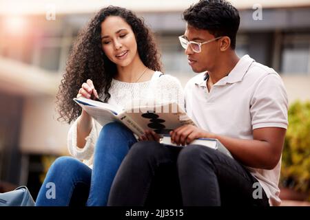 Wir helfen uns immer gegenseitig aus. Zwei junge Studenten an der Hochschule. Stockfoto