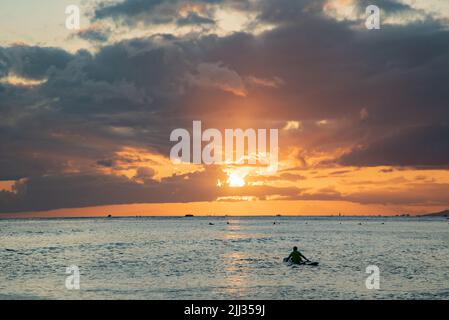 Sonnenuntergang mit atemberaubendem Sonnenuntergang über dem pazifischen Ozean. Surfer Silhouette im Blick. Stockfoto