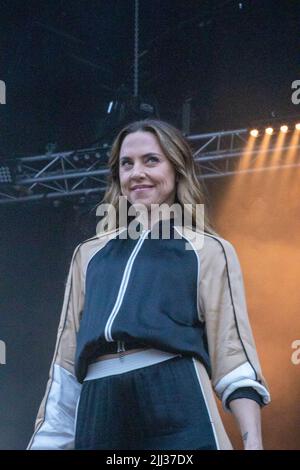 CarFest North, Cesthire, Großbritannien. 22.. Juli 2022. Mel C beim CarFest North, dem perfekten Wochenende für die ganze Familie, das sieben magische Festivals mit kultigen Autos, Stars und Musik bietet und gleichzeitig Geld für Kinderorganisationen einbringt. Kredit: Julian Kemp/Alamy Live Nachrichten Stockfoto