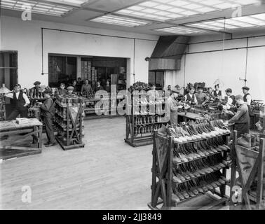 Neue Skofabriks ab Örnen, Inneneinrichtung aus der Abteilung zum Verpacken von Mac Kay Skodons. Stockfoto