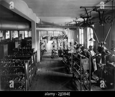 Neue Skofabriks ab Örnen, Interieur aus der Stanzabteilung. Stockfoto