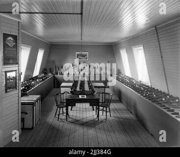 Neuer Skofabriks ab Örnen, Innenraum aus dem Kesselraum, ein Mann an den Dampfkesseln. Stockfoto