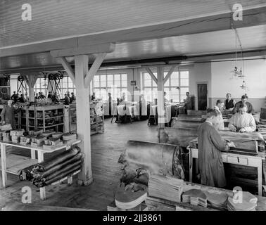 Neue Skofabriks ab Örnen, Interieur aus dem Sitzungssaal mit sechs Herren aus dem Vorstand. Stockfoto