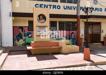 Denkmal für Prof. Harvey Wells Moller vor Wandmalereien aus der Revolutionszeit an der Central Regional University in Jinotega, Nicaragua. Stockfoto