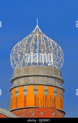 Weiße religiöse Kuppel am blauen Himmel im Bau, Architekturvielfalt Stockfoto