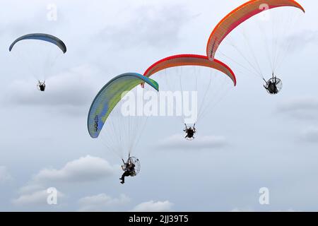 KAUNAS / LITAUEN - 10. August 2019: Paraglider auf der Flugplatz Aleksotas Stockfoto