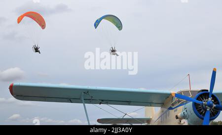 KAUNAS / LITAUEN - 10. August 2019: Paraglider auf der Flugplatz Aleksotas Stockfoto