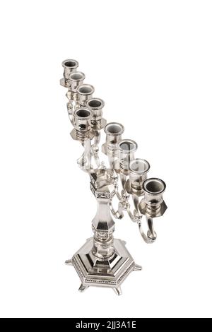 Silberne Hanukkah Menorah auf weißem Hintergrund Stockfoto