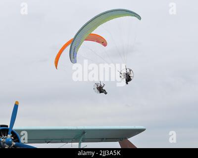 KAUNAS / LITAUEN - 10. August 2019: Paraglider auf der Flugplatz Aleksotas Stockfoto