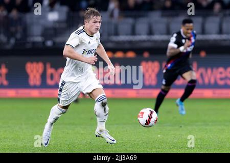 Perth, Australien, 22. Juli 2022. Joe Gelhardt von Leeds United läuft mit dem Ball während des ICON Festival of International Football Spiels zwischen Crystal Palace und Leeds United im Optus Stadium am 22. Juli 2022 in Perth, Australien. Quelle: Graham Conaty/Speed Media/Alamy Live News Stockfoto