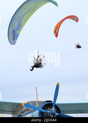 KAUNAS / LITAUEN - 10. August 2019: Paraglider auf der Flugplatz Aleksotas Stockfoto