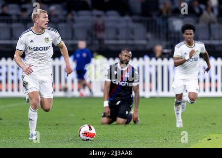 Perth, Australien, 22. Juli 2022. Rasmus Kristensen aus Leeds United läuft mit dem Ball während des ICON Festival of International Football Spiels zwischen Crystal Palace und Leeds United am 22. Juli 2022 im Optus Stadium in Perth, Australien. Quelle: Graham Conaty/Speed Media/Alamy Live News Stockfoto