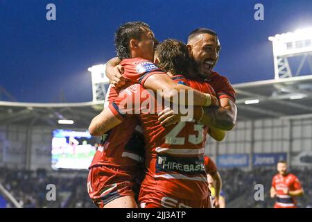 Ethan Ryan (23) von Hull KR feiert seinen Versuch am 7/22/2022. (Foto von Craig Thomas/News Images/Sipa USA) Quelle: SIPA USA/Alamy Live News Stockfoto