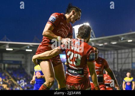 Ethan Ryan (23) von Hull KR feiert seinen Versuch am 7/22/2022. (Foto von Craig Thomas/News Images/Sipa USA) Quelle: SIPA USA/Alamy Live News Stockfoto