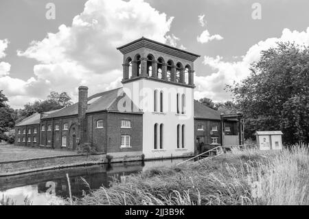 Besucher, die am Coppermill Tower in Walthamstow Wetlands, Waltham Forest, London, Großbritannien, 3. Juli 2022 vorbeikommen Stockfoto