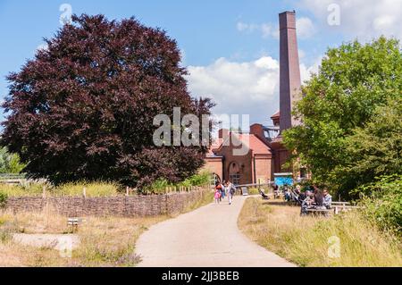 The Engine House with the Larder Cafe inside Walthamstow Wetlands, Lea Valley Country Park, London, United Kingdom, 3. Juli 2022 Stockfoto