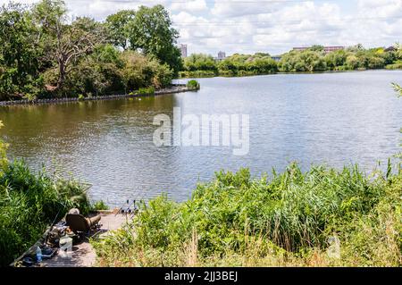 Fischer fischen an den Walthamstow Wetlands Stauseen in London Stockfoto