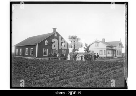 Zweistöckiges Wohnhaus, ein Gebetshaus, 30 Personen. Pastor John Zetterberg Stockfoto
