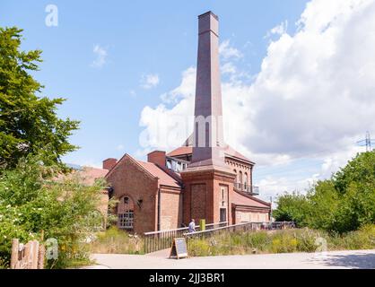 The Engine House mit dem Larder Cafe im Walthamstow Wetlands, London Stockfoto