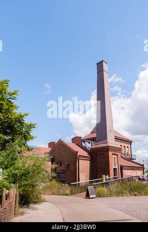 The Engine House mit dem Larder Cafe im Walthamstow Wetlands, London Stockfoto