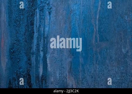 Blaue Metalloberfläche mit dunklen Spuren von Heizöl alten Stahl Textur industriellen Hintergrund. Stockfoto