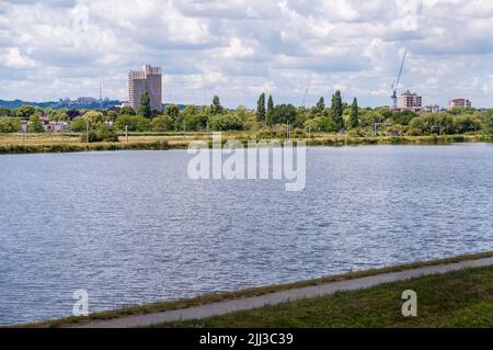 Walthamstow Wetlands, Seen und Sümpfe im Norden Londons mit neuen Hochhäusern im Hintergrund, Stockfoto