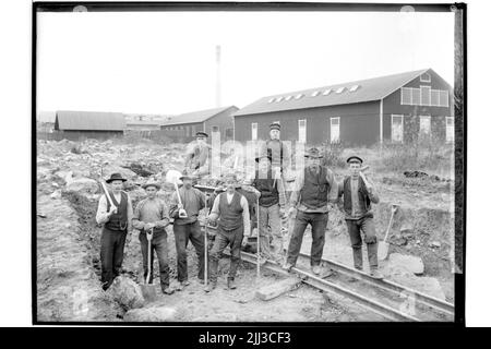 Alnängarna Örebro, C.V. (Central Workshops S.J.), Nybygge.wallins Arbeitsteam, 9 Bauarbeiter.4 Fabrikgebäude. Stockfoto