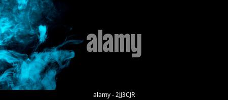 Bewegung einer Wolke aus blauem Zigarettendampf, auf dunklem Hintergrund. Banner mit leuchtendem, farbigem Rauch. Stockfoto