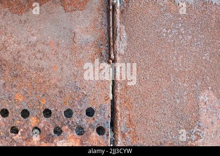 Alte rostigen Grill mit runden Löchern Muster braun Metall Textur Stahl Hintergrund. Stockfoto