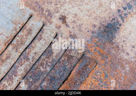 Alte rostige schmutzige Metall-Textur mit Muster von Linien gestreiften Stahl Rost Hintergrund. Stockfoto