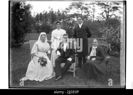 Hochzeit. Die Braut ganz in Weiß, der Bräutigam in Frack.5 Menschen.Johan Andersson Stockfoto
