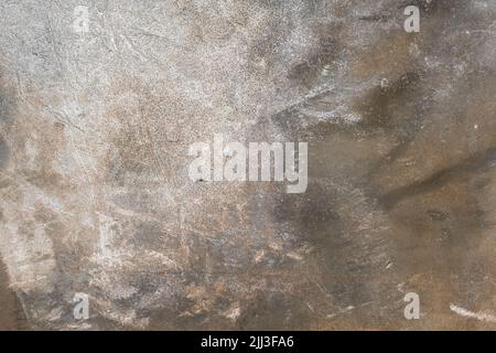 Schmutzige Streifen von weißer und grauer Farbe auf der Oberfläche des alten Metalls abstraktes Stahlmuster Textur Hintergrund Grunge. Stockfoto