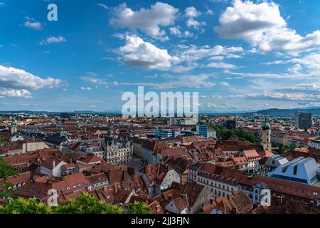 Luftpanoramansicht der Grazer Altstadt vom Schlossberg mit Rathaus, Hauptplatz und Franziskanerkirche am sonnigen Sommertag, mit Stockfoto