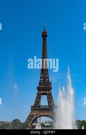 Paris, der Eiffelturm, schönes Denkmal im Sommer, mit Wasserstrahlen am Trocadero Stockfoto