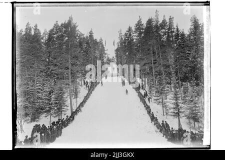 Skipiste, Springen mit Skiern. Stockfoto