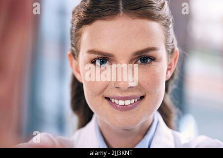 Schnappschuß für ihr medizinisches Profil. Porträt einer jungen Ärztin, die Selfies in einem Krankenhaus macht. Stockfoto