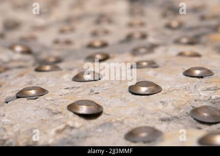 Taktile Pflasterung für blinde Menschen auf der Old Jaffa Street in Israel Stockfoto