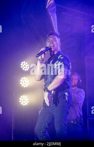 CarFest North, Cesthire, Großbritannien. 22.. Juli 2022. Ronan Keating tritt im Regen beim CarFest North auf, dem perfekten Wochenende für die ganze Familie. Es gibt sieben magische Festivals voller legendärer Autos, Stars und Musik, die gleichzeitig Geld für Kinderorganisationen sammeln. Kredit: Julian Kemp/Alamy Live Nachrichten Stockfoto