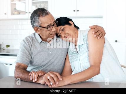 Sie können meine Schulter haben, um Ihren Kopf darauf zu legen. Ein älteres Paar, das zu Hause unglücklich aussieht. Stockfoto