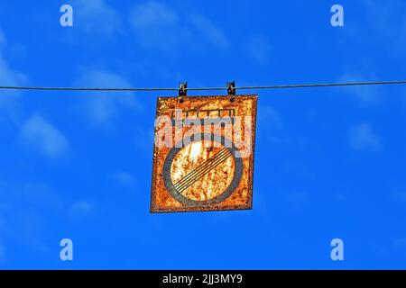 Vintage rostigen Straßenschild (das Ende aller Verbote und Einschränkungen) auf Metall-Schild auf blauem Himmel, Sicherheit Reise Vielfalt Stockfoto