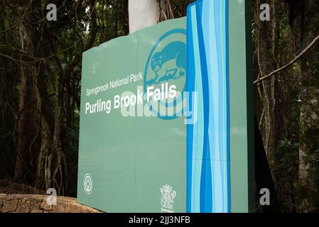 Springbrook National Park, Queensland, Australien: Begrüßungsschild mit Regenwald im Hintergrund. Stockfoto