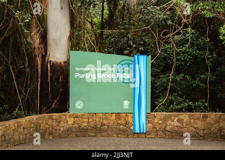 Springbrook National Park, Queensland, Australien: Begrüßungsschild mit Regenwald im Hintergrund. Stockfoto