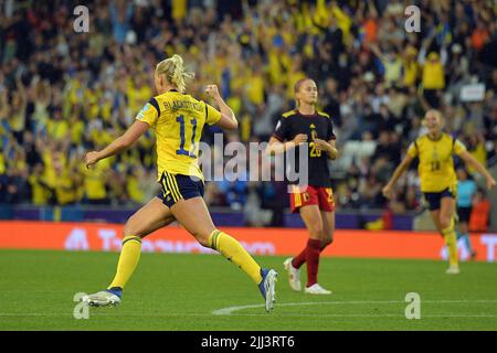 22.. Juli 2022; Leigh Sports Village, Wigan, England: Frauen Europäischer Internationaler Fußball, Viertelfinale, Schweden gegen Belgien: Stina Blackstenius aus Schweden feiert nach dem Tor in der 25.. Minute, aber das Tor ist für die Offside von VAR nicht erlaubt Stockfoto