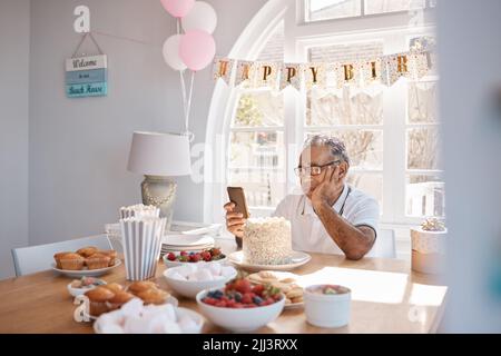 Die schlimmste Armut ist die Einsamkeit. Ein älterer Mann, der unglücklich aussieht, als er zu Hause seinen Geburtstag allein feiert. Stockfoto