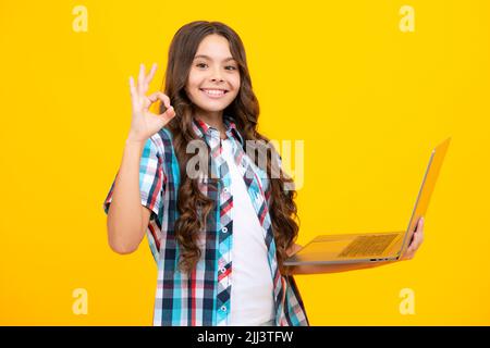 Schüler mit Laptop. E-Learning und Online-Bildung. Teen Mädchen auf Internet-Video-Chat isoliert auf isoalted Studio-Hintergrund. Stockfoto